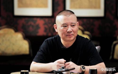 侯耀华|相声演员奇志办收徒仪式，74岁侯耀华坐C位，众弟子跪地齐喊师爷