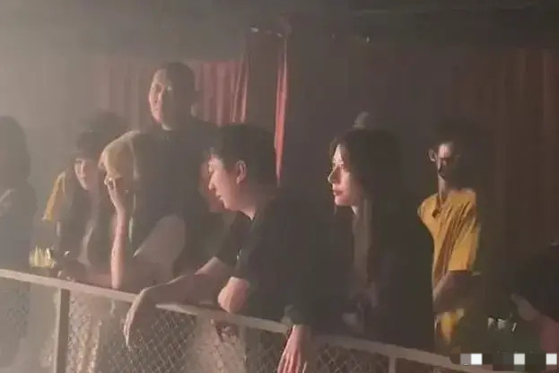 王思聪|王思聪与仨美女逛街，他对最朴素那位情有独钟，手自然搭对方肩上