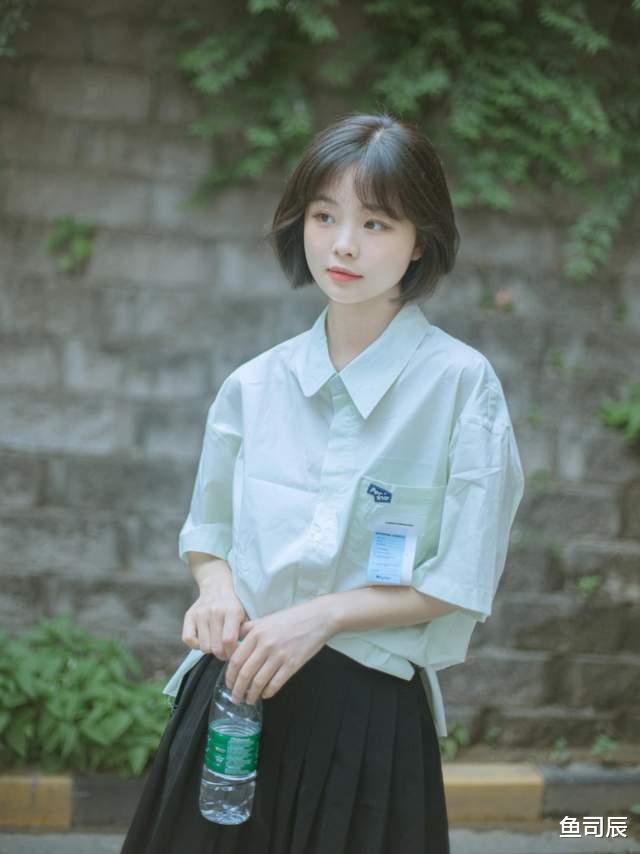 鱼司辰|想要穿出少女感,不如试一试粉色衬衫+白色背带裤,元气十足