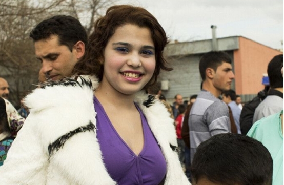 詹姆斯·哈登 保加利亚的特殊集会，男子带着钱就能买老婆，还有15岁的学生