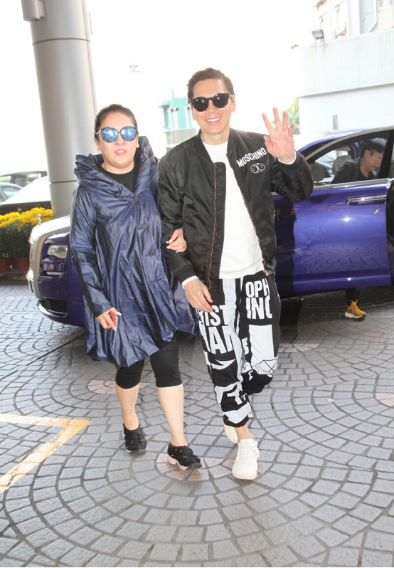 何有强|向太这气质真不是吹的，穿墨蓝色外套简约低调，难掩强大气场