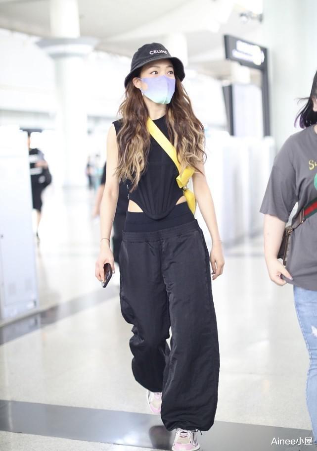 Ainee小屋|容祖儿在穿搭上挺下功夫的，灰色内搭秀细腰，身材好但眉眼挺真实