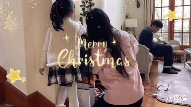 贝儿|伊能静晒一家三口迎接圣诞，小米粒开心歌唱，正脸曝光像爸爸秦昊
