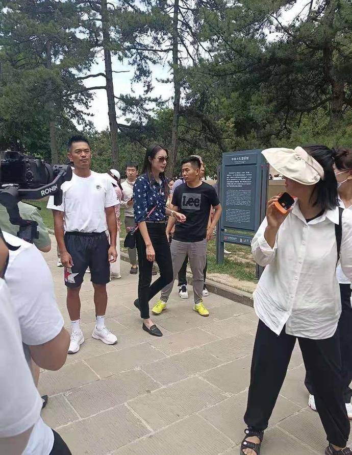 潮流新风|林丹娇妻真会保养，39岁身材还是小姑娘样，穿衣时髦气场不输超模