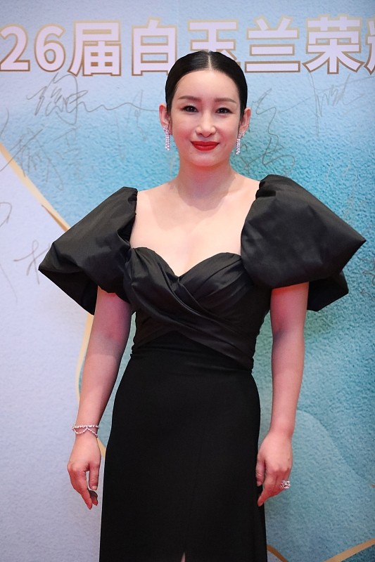 小白爱美搭 秦海璐发型有点贴头皮，黑色长裙也挺显壮，但看着真有气势