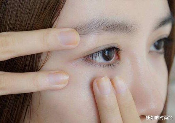 眼霜|建议女人，涂眼霜时要注意这4点“误区”，否则眼霜再贵也没效果
