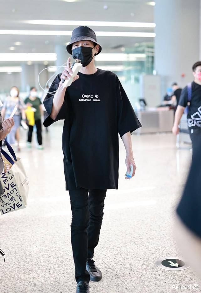 Ainee小屋|张若昀真是瘦了不少,穿宽松T恤配窄腿裤,虽然挺潇洒但有点憔悴