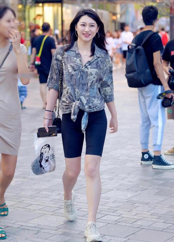 我亦飘零 街拍：五分短款穿在腿上很显腿细，让自己的身材优点得到更多的展现
