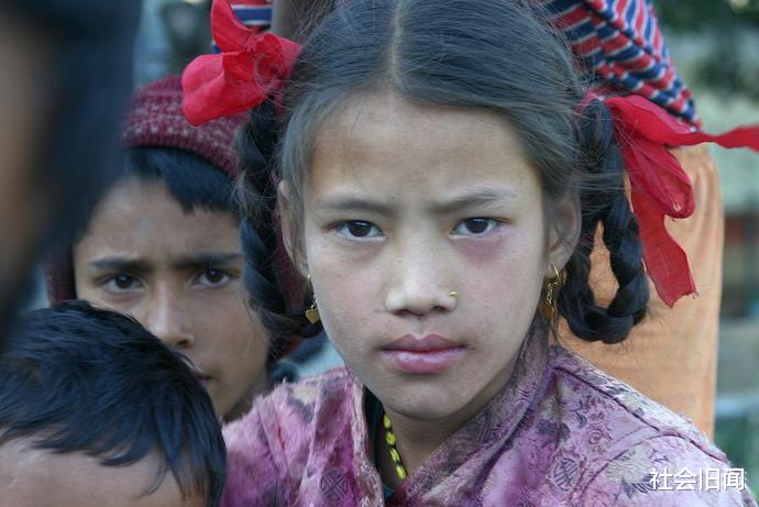 尼泊尔女性一妻多夫，嫁给丈夫等于嫁给他兄弟，生理期遭受非人待遇
