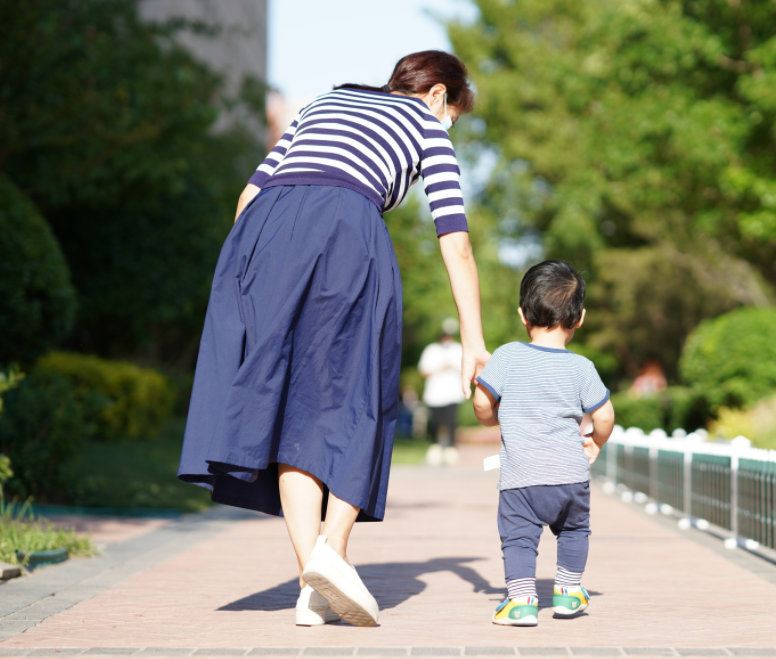 春妮|《新闻联播》刚强，42岁娶二婚春妮，43岁意外得子全家乐开怀