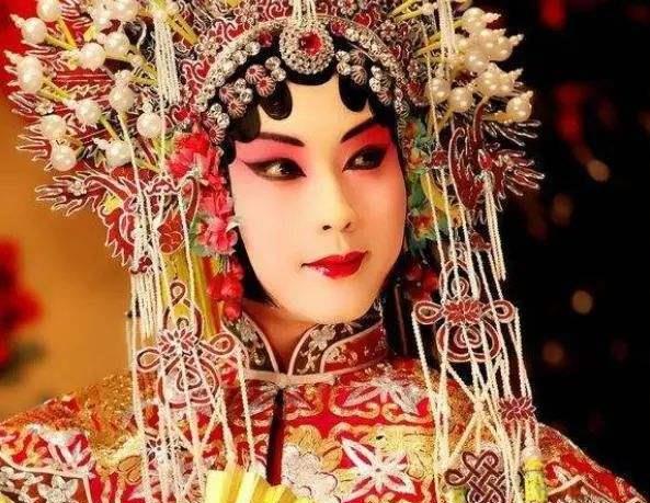 熊黛林|父亲去世3年，李玉刚雪中跪拜不忘洒雪，真想念还是在摆拍？