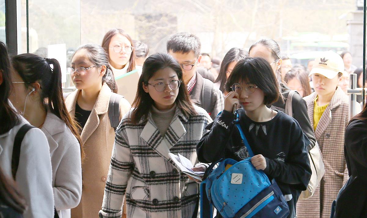 滨州|应届毕业生不找工作,一门心思考公务员,公务员待遇有那么好吗?