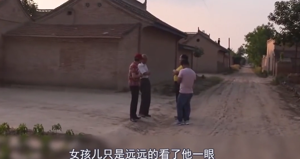魔城一评 实拍甘肃农村相亲:三四个男人追求一个女人,给红包女方都不要