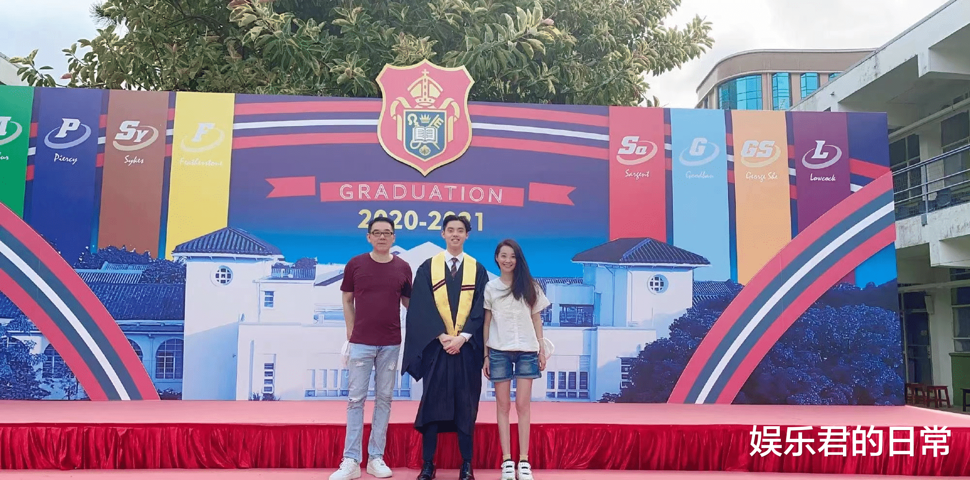 张智霖|张智霖初恋罕见露面，53岁状态年轻如少女，与丈夫结婚18年未领证