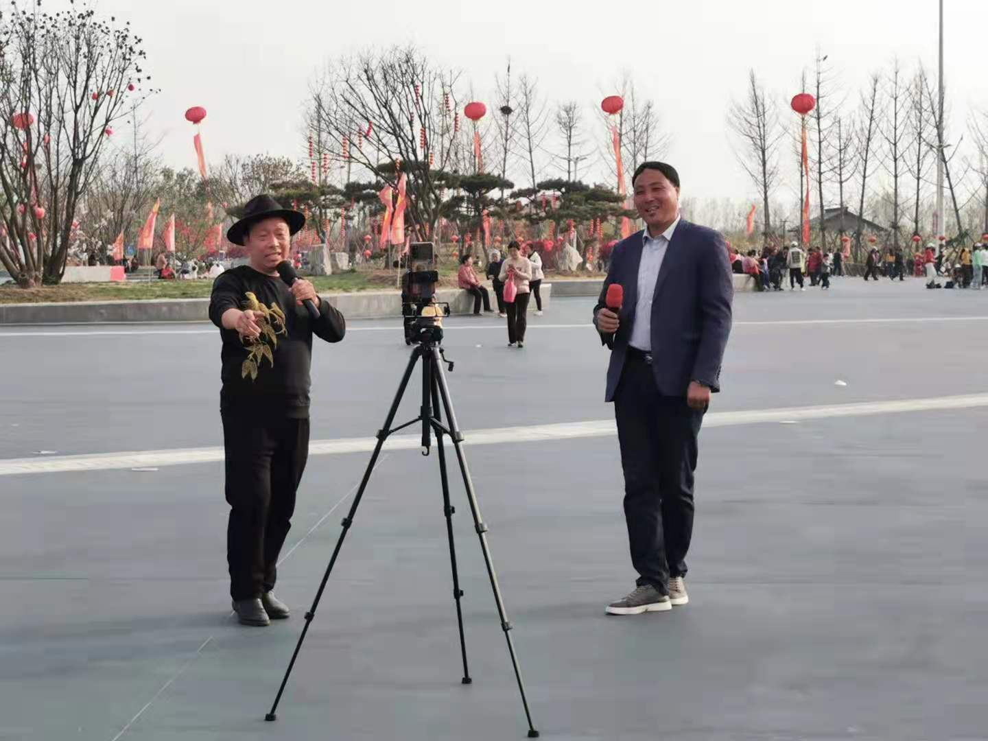 镜瞰天下 西平两位大哥在广场演唱，唱功了得、配合默契