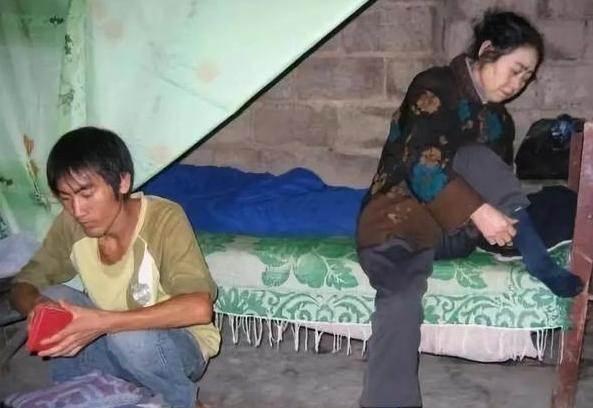 娱乐追酱呀 还记得13年前带疯母千里求学的贵州孝子吗？他改变了太多人的命运
