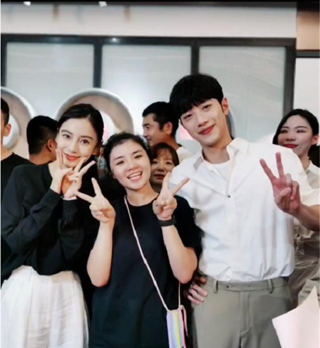 Angelababy|baby路透曝光，和13岁的赖冠霖亲密互动，被他拥在怀中一脸幸福