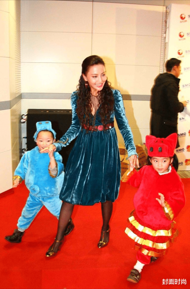 封面时尚 曾黎170身高真有优势，和马雅舒同穿裙装气场十足，看着却更小