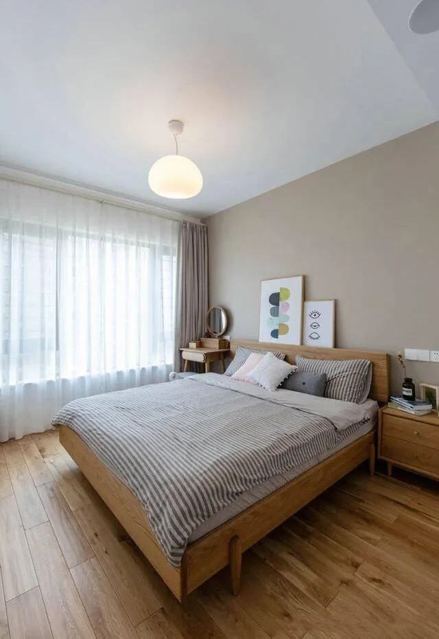 89平米的北欧小两居，原木的装饰温馨又舒适，仓谷门的厨房更迷人