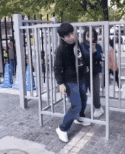 减肥餐|这位女同学，长得好看也没必要这样穿啊，哈哈哈裤子上的拉链好尴尬
