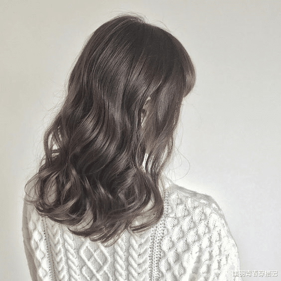 发型 皮肤黄就别染黄头发了,这种“显白”发色正流行,大方又洋气