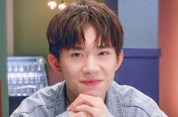 赵丽颖|易烊千玺素颜下车，为躲避粉丝藏在车门后面，画风可爱秒变13岁