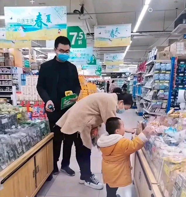 巴渝风景线 许敏穿上田静寄的新衣，田静笑称去打地铺，郭威驱车回九江看许敏