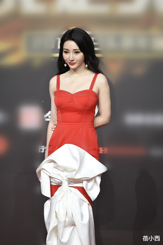 柳岩|又被柳岩的气质惊艳了，连这么难懂的连衣裙，都穿出了不同魅力