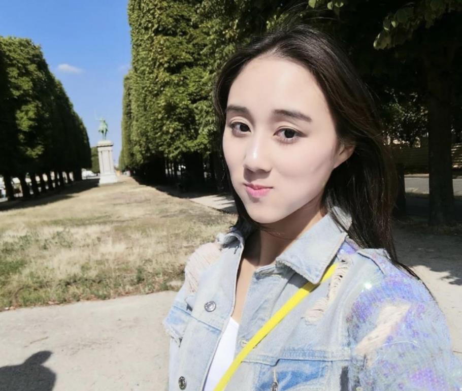 韩香香说星座 22岁何超欣现身活动，穿低胸装身材傲人，每月生活费超10万