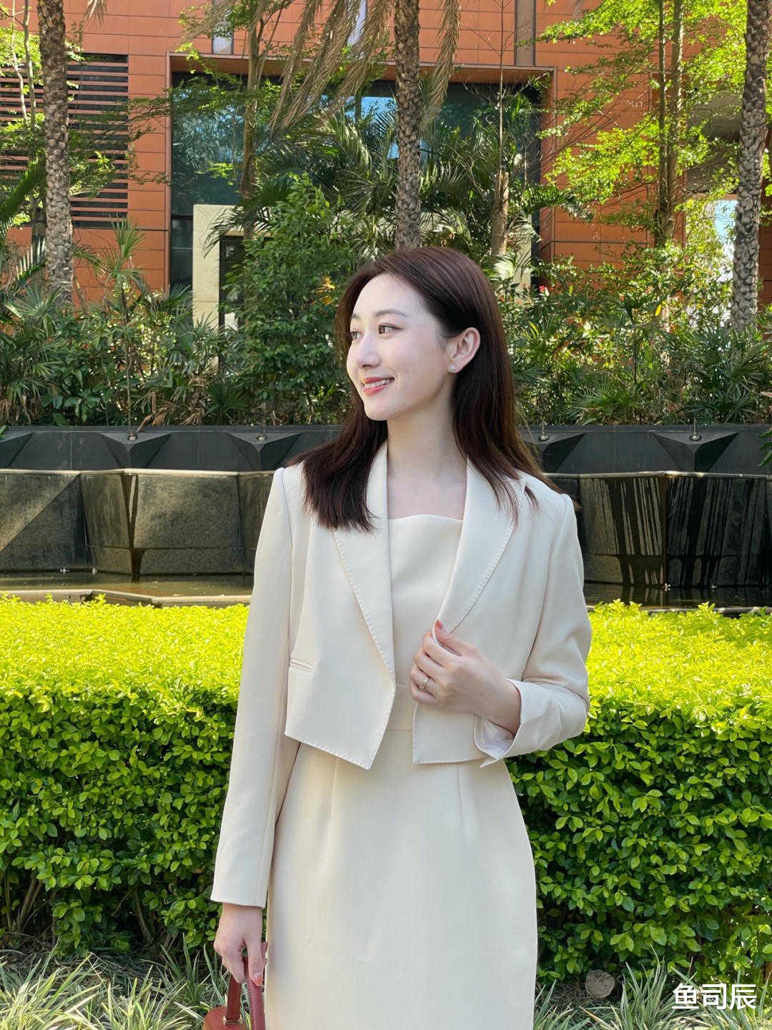 鱼司辰|基础款怎么穿出高级感?短款西装配连衣裙优雅温柔,显瘦又时髦
