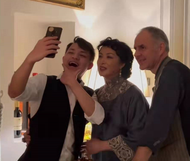 金星|金星携全家庆新年，与二婚老公甜蜜依偎，18岁儿子罕曝光五官英气