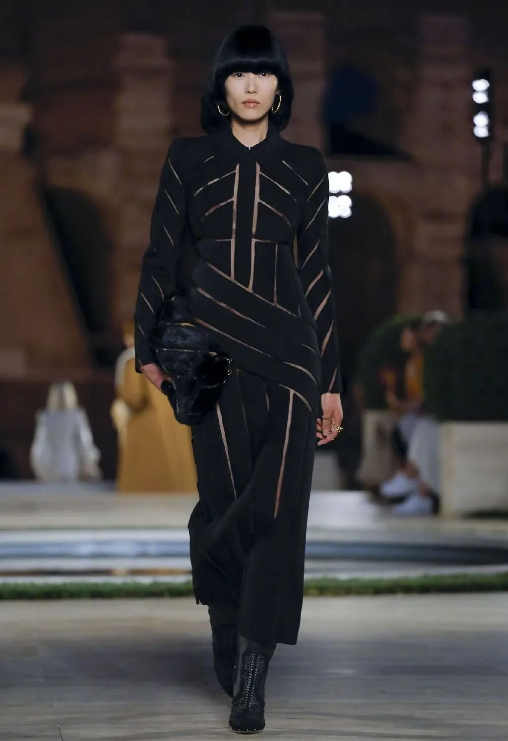 刘雯|14年无绯闻无黑料，却因“自杀式”毁约被封杀？网友：谁敢动她！