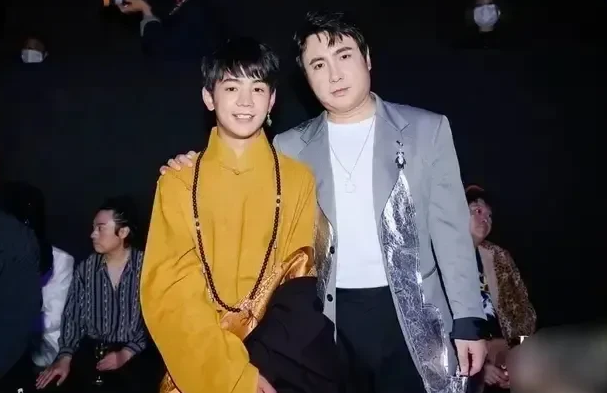 宋喆|丁真和沈腾、谢霆锋合影，太吃亏了！同是180cm，差距明显