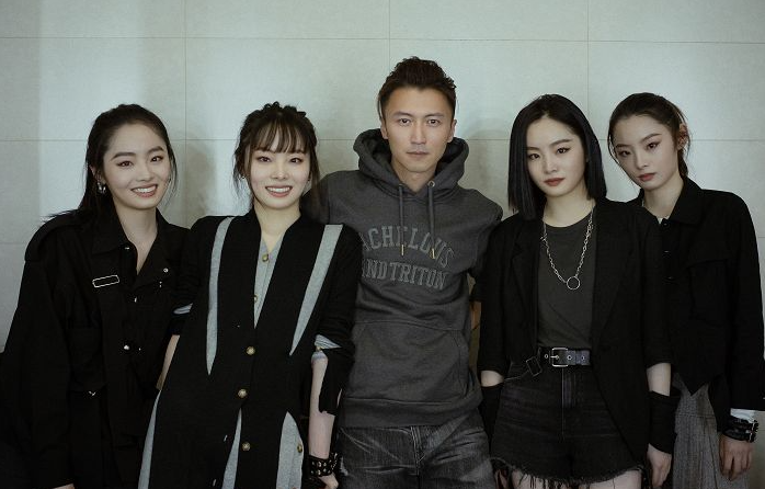 谢霆锋|谢霆锋与4女子同游，长得都一样，被网友错认是“冰清玉洁”4胞胎