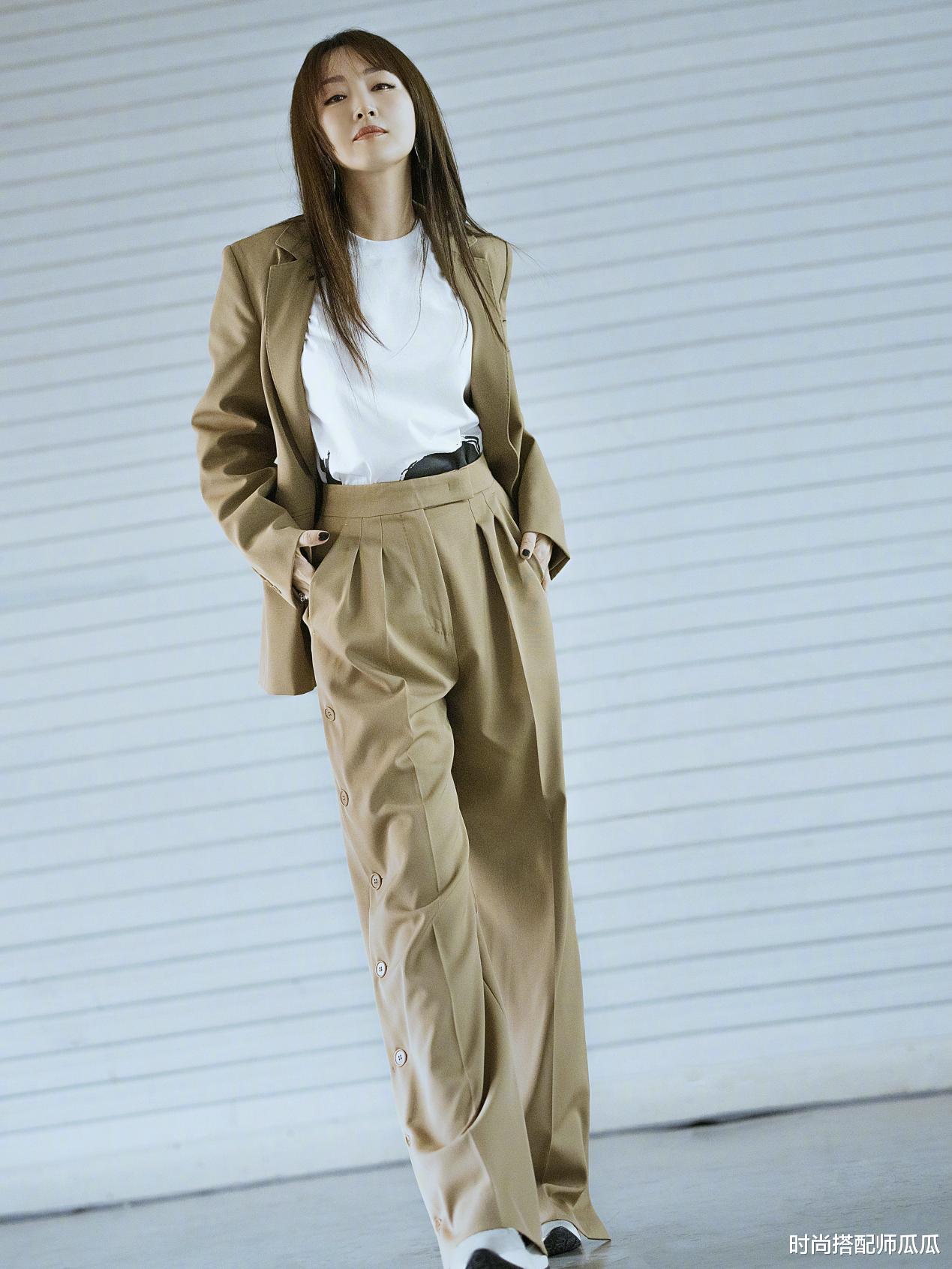 穿衣搭配|杨钰莹真够自信的，走机场大玩“下衣失踪”，奶奶年纪还穿的像少女