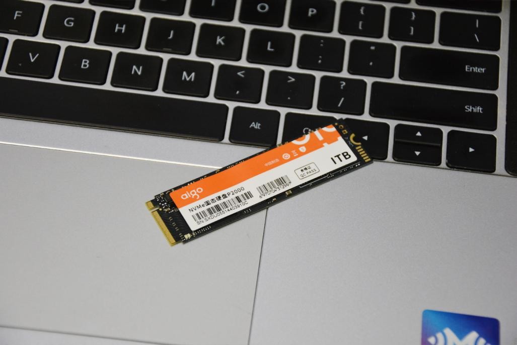 固态硬盘|1T容量M.2接口的SSD固态硬盘上手，让老电脑瞬间“满血复活”