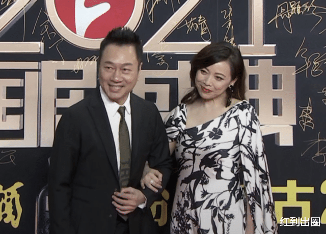 邓萃雯|55岁邓萃雯穿露背裙走红毯！一把挽住黎耀祥手臂，细腰臀宽身材好