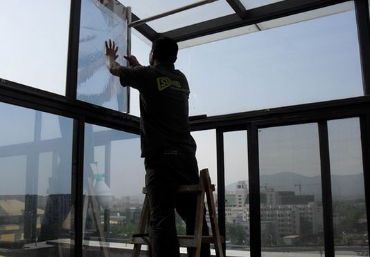 窗户贴膜和装窗帘哪个好，浅谈装修中二者优缺点