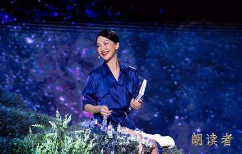 武林外传|周迅不到1米6，穿衬衫裙同框董卿却更惊艳，原来气质与身高无关