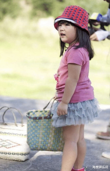 王诗龄|王诗龄在父母离婚后首出镜！瘦1大圈变气质美女，戴奢侈品如名媛