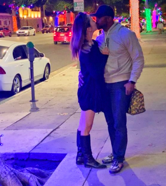 陈冠希|陈冠希姐姐与黑人男友街头热吻秀恩爱,网友:不愧是一家人