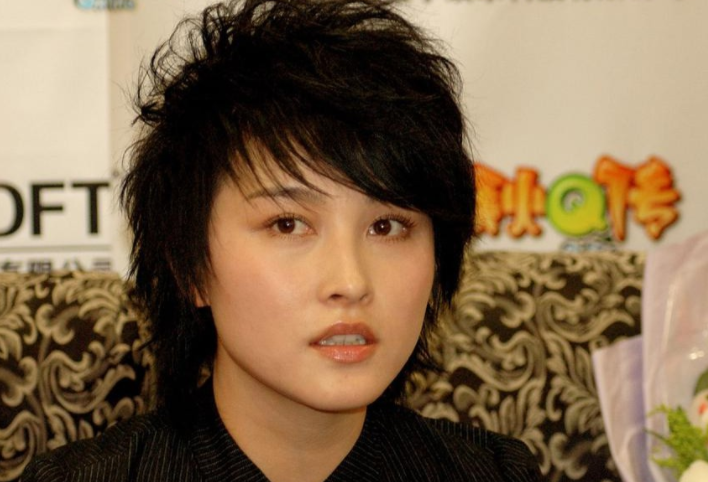 超女|曾经的超女顶流，15年后落寞还乡，在破败老屋前崩溃落泪