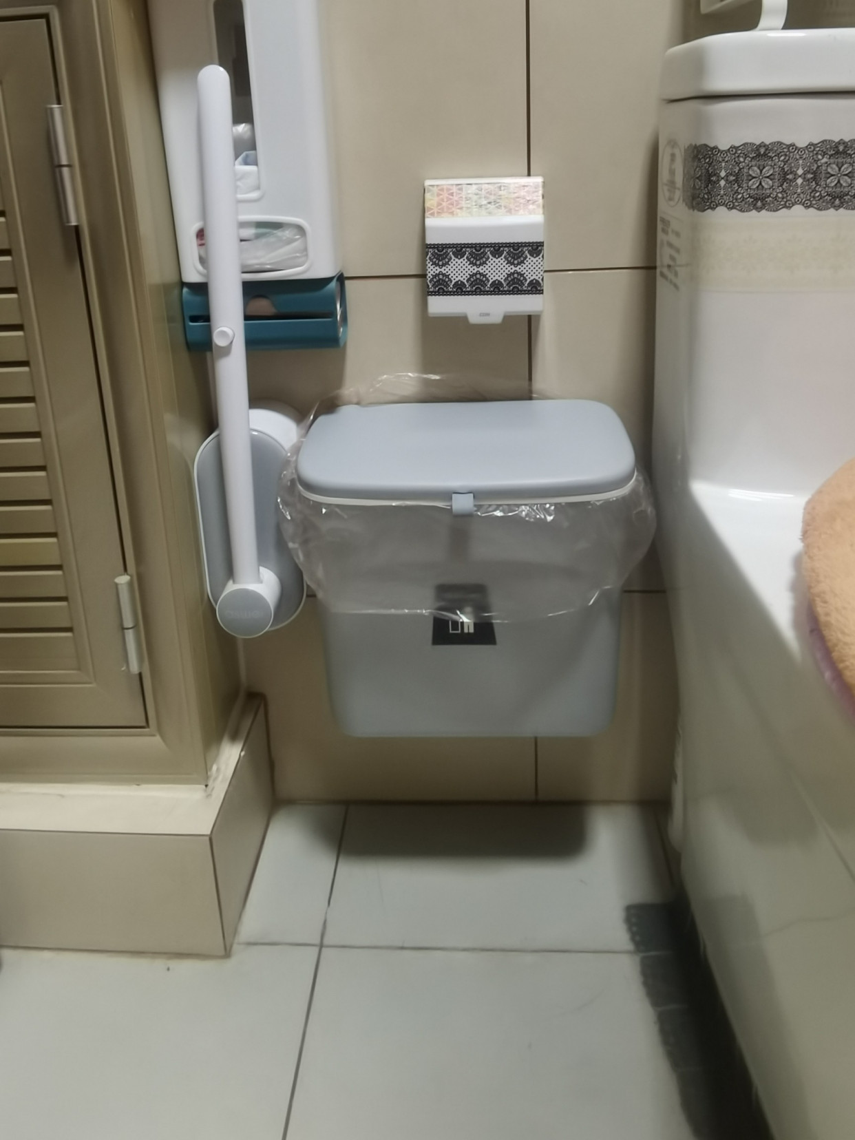 同样是小卫生间，看看人家的马桶边布置，干净利落、清清爽爽！