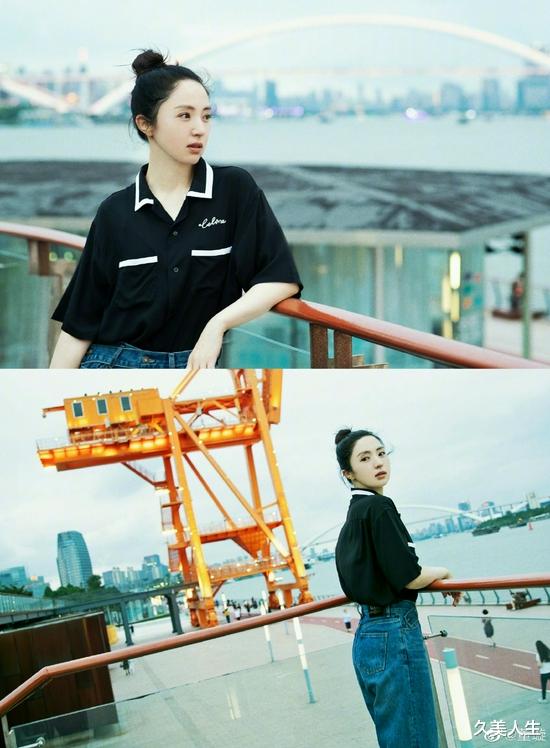 久美人生|董璇夏日游客打卡照 笑容明媚坐桥远眺姿势超飒