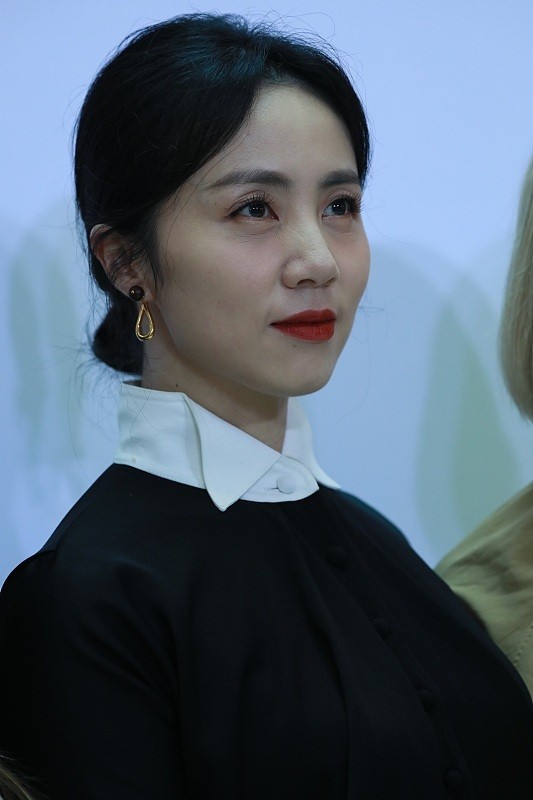 刘美华时尚 黄磊真的很有福气，老婆的生图太美了，穿的裙子也十分亮眼