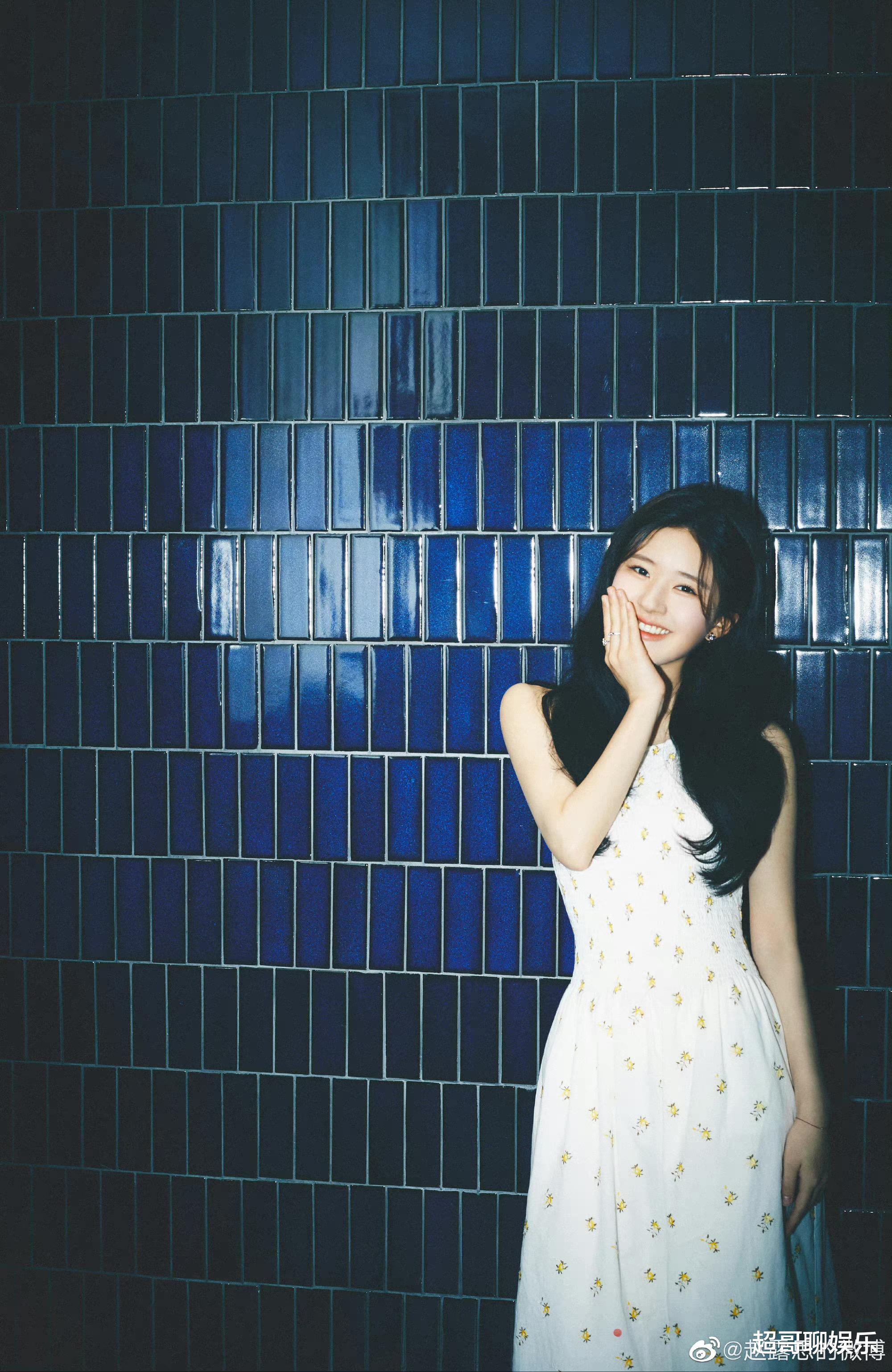 赵露思|赵露思晒库存照，甜美少女风十足，笑容治愈惹人喜爱