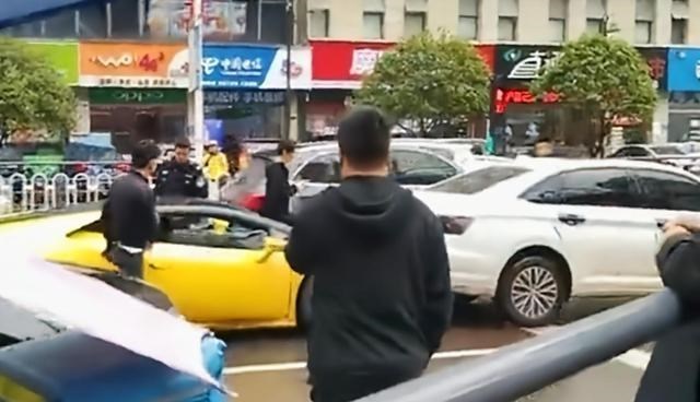 揪心!湖南一兰博基尼追尾轿车,车头面目全非,现场曝光