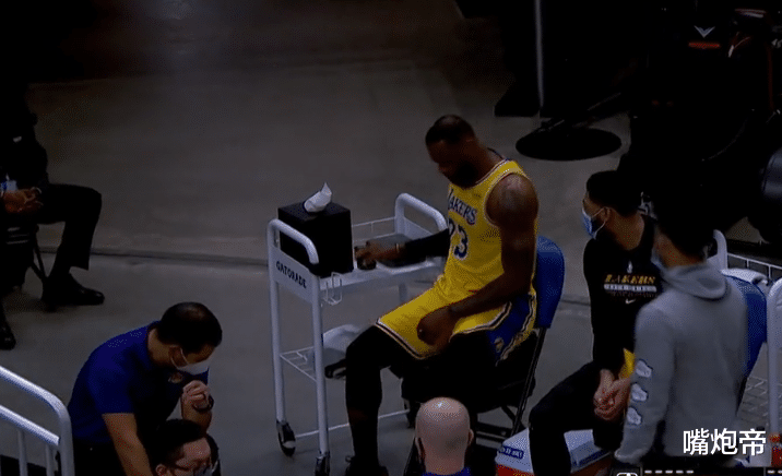 雄鹿队|全力詹回来了！三连击重创雄鹿，2次摊手不满裁判，12分钟轰15分