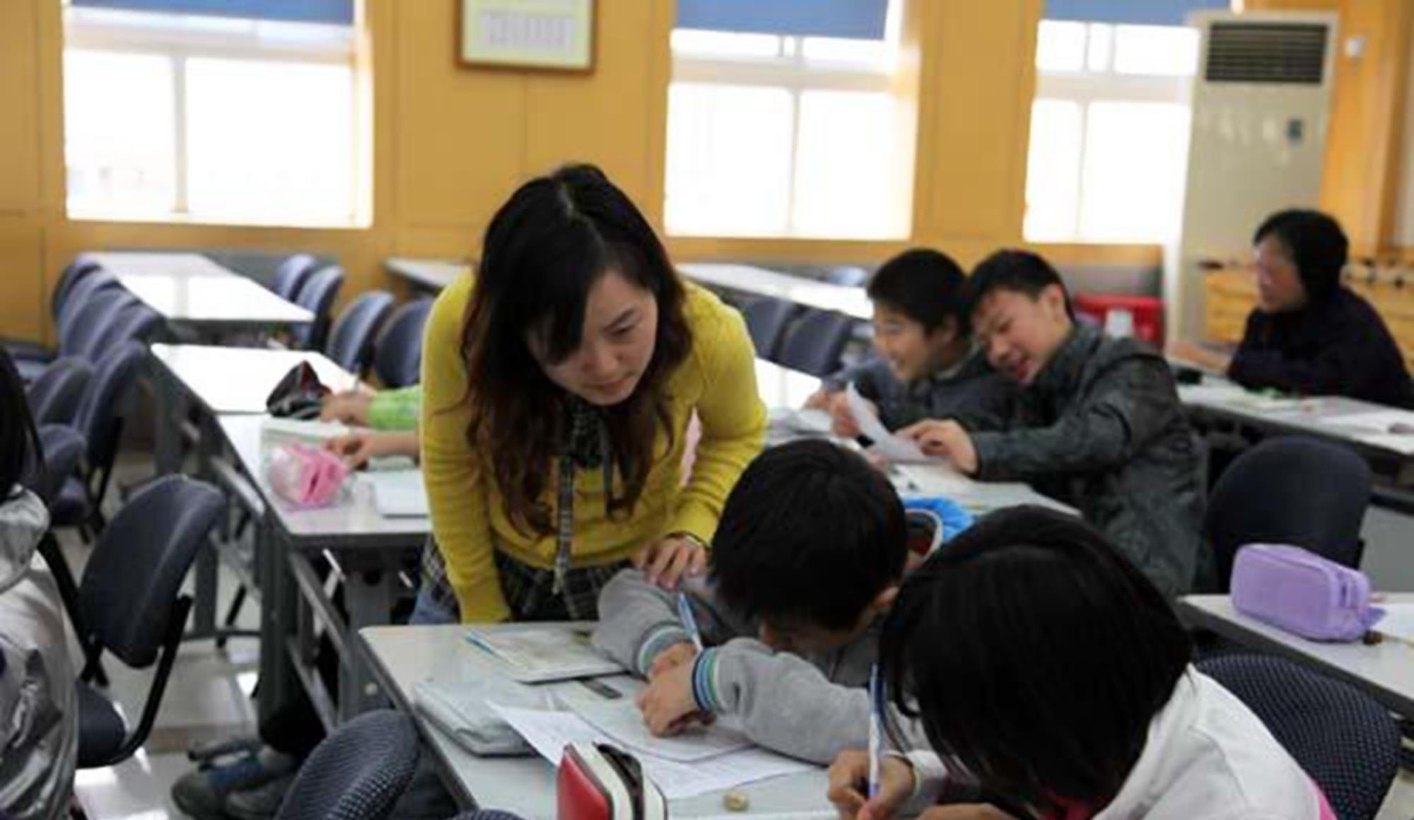 教师|网友怒斥教师“没人逼你，天天抱怨”，教师抱怨工作辛苦有错吗？