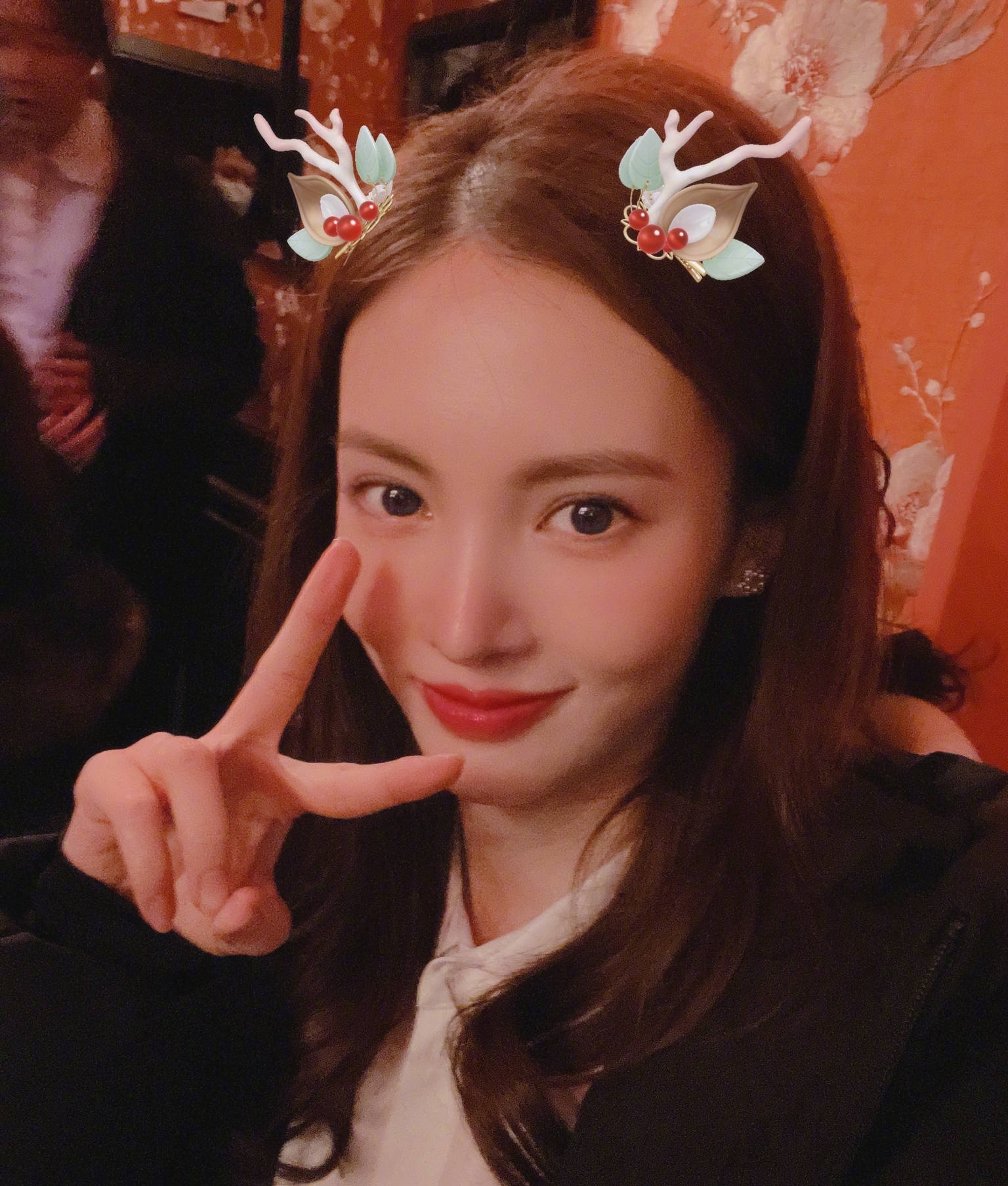 金晨|金晨戴了一双破了的手套狂吃小龙虾，自我感叹：我说这手怎么越吃越油